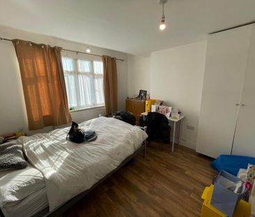 4 bedroom flat to rent - Photo 2