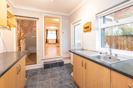 2 bed House - Mid Terrace To Let - Photo 5