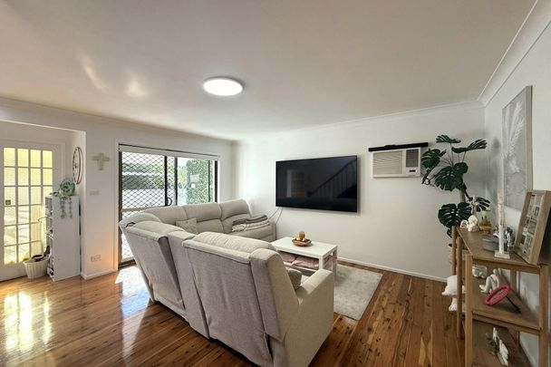 SPACIOUS FOUR BEDROOM TOWNHOUSE - Photo 1