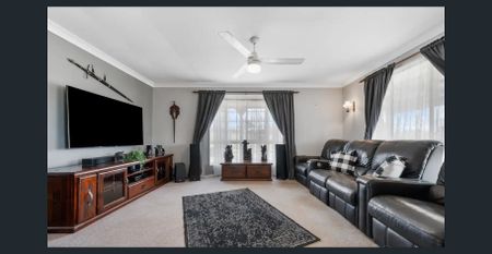 Family Home on 4,202m² with Room to Move - Photo 2