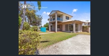 Spacious 3 Bedroom Townhouse - Photo 3