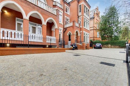 A recently refurbished one bedroom apartment situated in a luxury period property located on Fitzjohn's Avenue NW3. - Photo 3