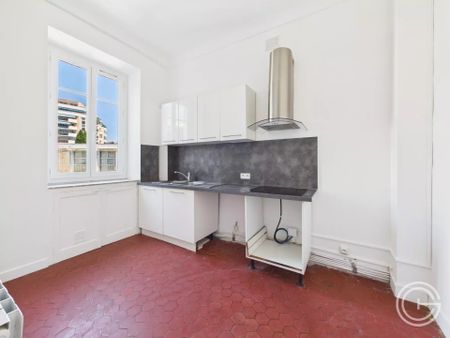 Location Appartement 3 pièces 76m² NICE 06100 - Photo 4