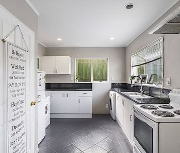Large two bedroom unit - Photo 2