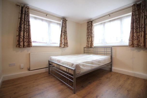 Hanworth Road, Hounslow - Photo 1