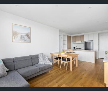 Modern 2-Bedroom Apartment with Views in Ivanhoe - Photo 3