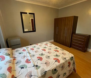 Room in a Shared House, Albert Square, E15 - Photo 6