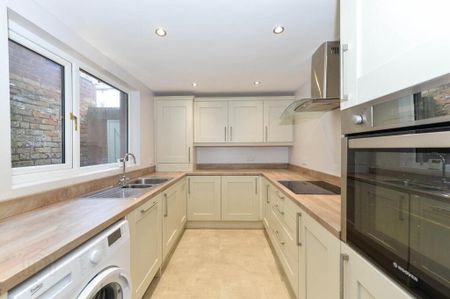 18 Hollycroft Avenue, Belfast, BT5 5JE - Photo 3