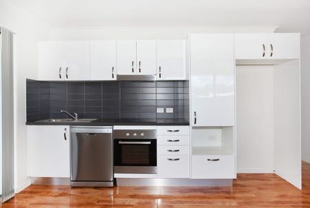 Stylish 2-Bedroom Unit in the Heart of Buderim - 237/8 Starling Street - Photo 4