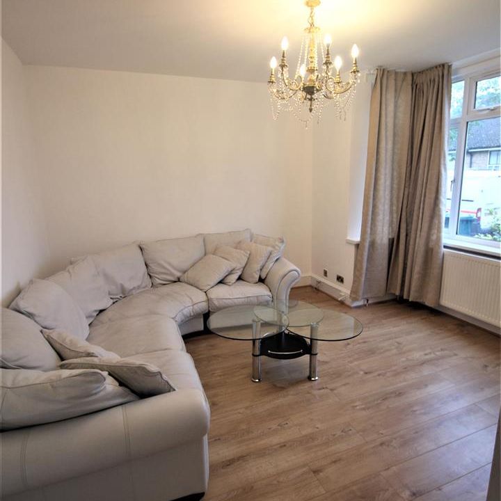 5 bed house to rent in Garratt Road, Edgware, HA8 - Photo 1