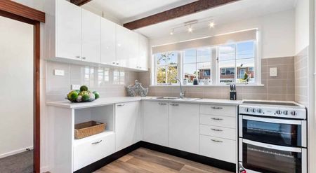 Ã¢Ãâ¬ÃÅ"Warm, Welcoming, and Ready to Move In!Ã¢Ãâ¬Ã - Photo 2