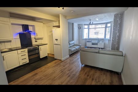 3 Bed Terraced House, North Street, CV2 - Photo 2