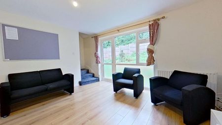 4 bedroom semi-detached house to rent - Photo 2