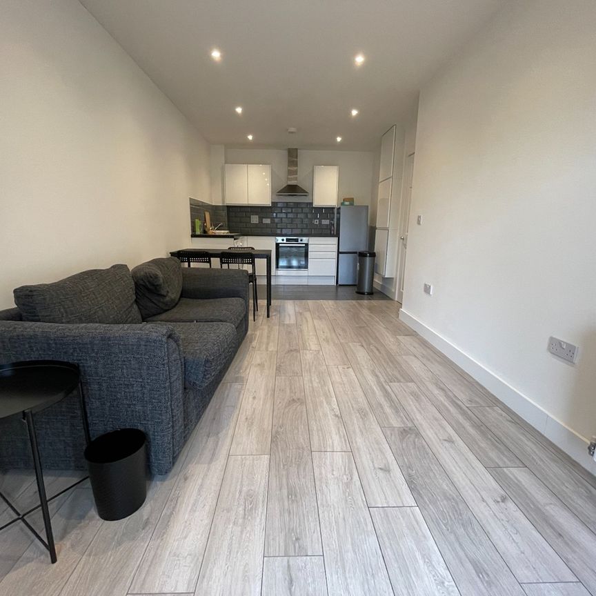 2 Bed Flat, The Balbirs, SO17 - Photo 1