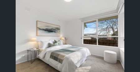 Elegant and Spacious Townhouse in a Prestigious Location - Photo 4