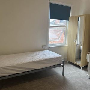 1 bedroom in a house share to rent - Photo 2