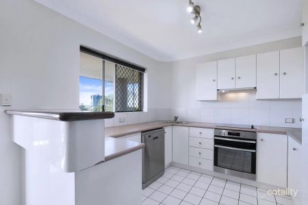 Light-Filled Apartment in Prime Windsor Location - Photo 4