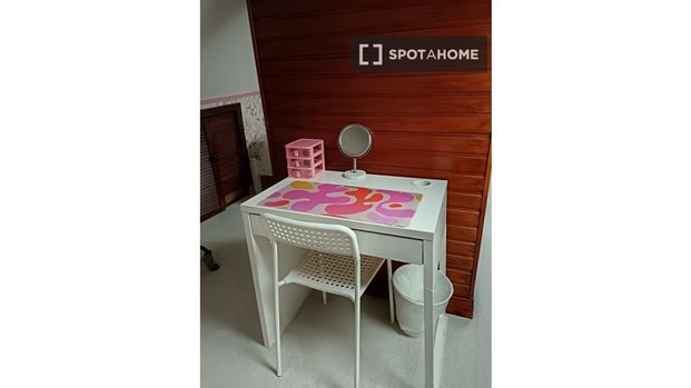 Tidy room for females in 2-bedroom house Dublin - Photo 1