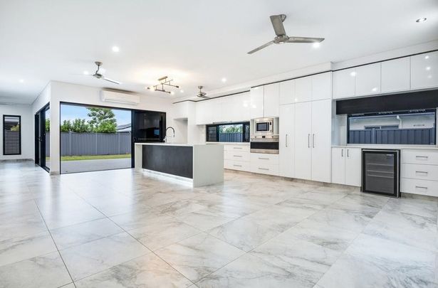 LUXURY LIVING! - Photo 1