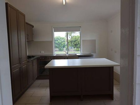 Stunning 3-Bedroom Queenslander With Pool - Photo 3
