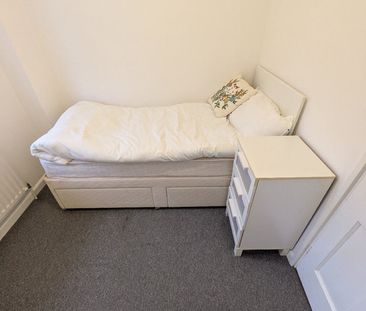 Room in a Shared House, Greestead Gardens, SW15 - Photo 2