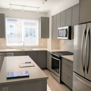 3 Bedroom Townhome Overlooking Tynehead Park - Photo 2