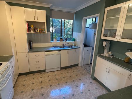 BIG, BOLD, PLUS ADDITIONAL STUDY & A LOCK-UP GARAGE! - Photo 3