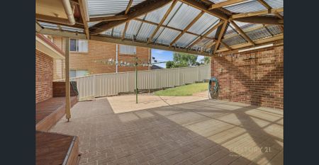 Spacious Family Home with Pool - Photo 3