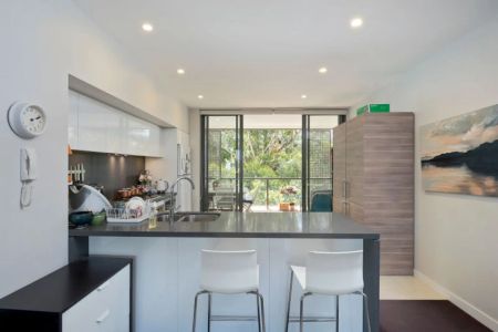 Large Contemporary Apartment with Garden Views - Photo 3