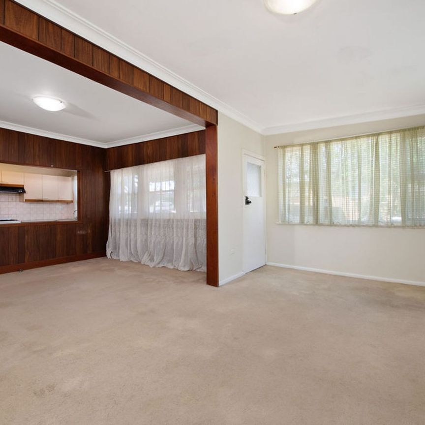 3 BEDROOM HOME - SHORT STROLL TO PANANIA SHOPS & STATION - Photo 1