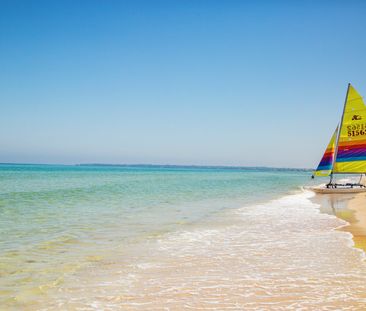 SPACIOUS, MODERN & BEACHSIDE - Photo 3