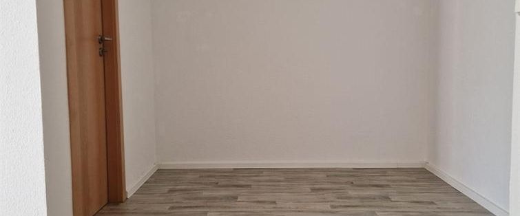 Sofort bezugsfertig, familienfreundliche 3 - Raumwohnung mit Balkon in der Sachsenallee 104! - Foto 1