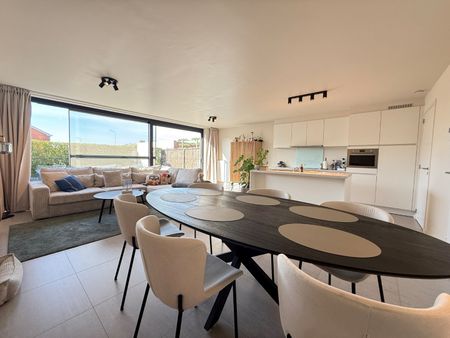 Gelijkvloers twee- slaapkamerappartement met autostaanplaats in Meulebeke! - Photo 2