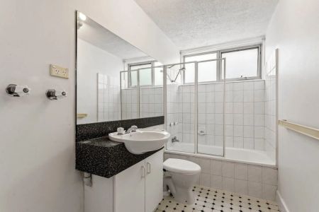 Sunlit Ground-Floor Living in a Prime Hawksburn Pocket - Photo 4