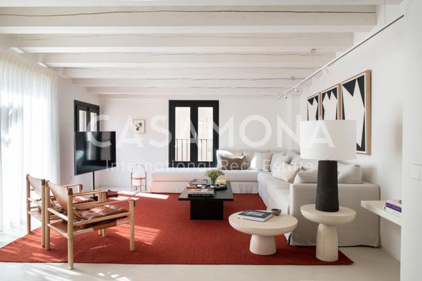 Amazing 3 Bedroom Penthouse with a pool in a Former Palace in Gotico - Photo 1