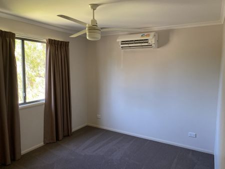 Spacious Family Home in Middlemount - Photo 5