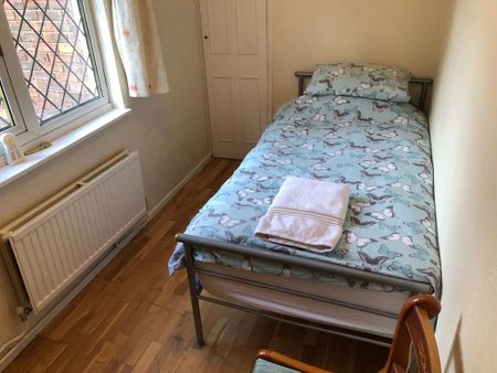 3 bedroom flat to rent - Photo 4