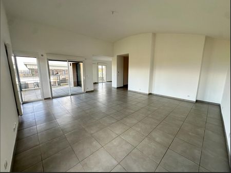 location Appartement T5 DE 136.5m² À SAINT JULIEN EN GENEVOIS - Photo 2
