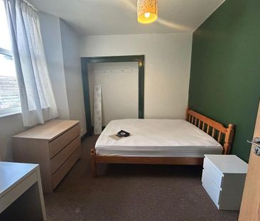 3 bedroom flat to rent - Photo 5