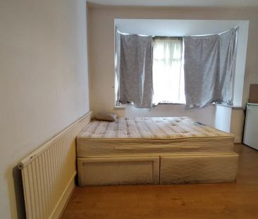 1 bedroom in a house share to rent - Photo 4
