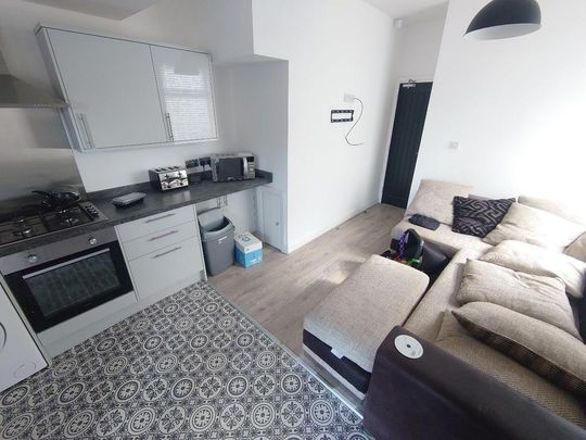 1 bedroom in a house share to rent - Photo 1