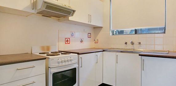 Tidy 2 bedroom unit - Photo 2