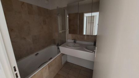 location Appartement T5 DE 111.7m² À PARIS - Photo 4