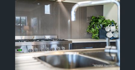 Huge Family Home Opposite Park - Photo 2