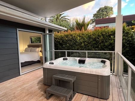 Beach Cottage in Narrow Neck - Photo 2