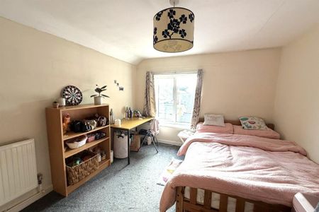 3 bedroom flat to rent - Photo 4