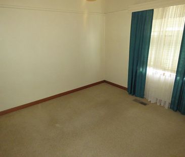 Three Bedrooms, Central Lounge, Kitchen, Large Block. - Photo 5