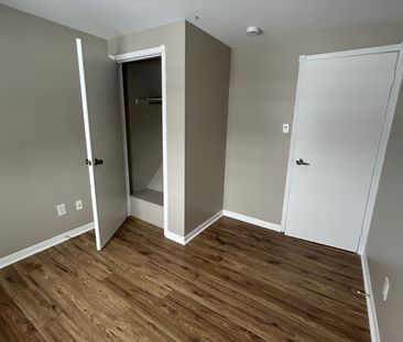 For Lease - 11 Chaucer Crescent, Barrie, Ontario - Photo 2