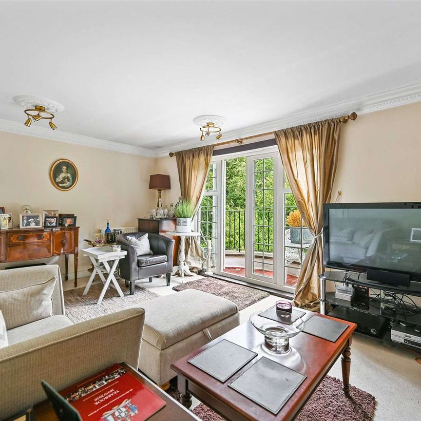 A two bedroom, two bathroom bright and spacious first floor apartment with lift access and two allocated parking spaces situated on this popular development. Available now. - Photo 1