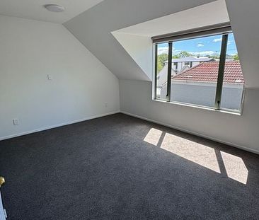 Newly refurbished large townhouse! - Photo 1